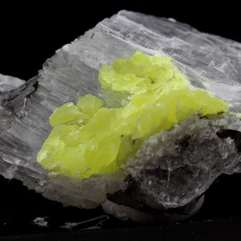 Soufre + Gypse. 155.7 ct.