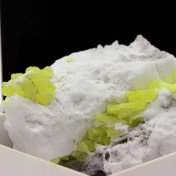 Soufre + Gypse. 94.7 ct.