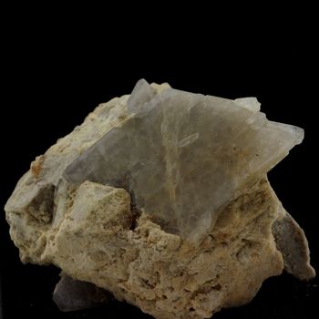 Albite (macle du Roc Tourné). 79.7 ct.