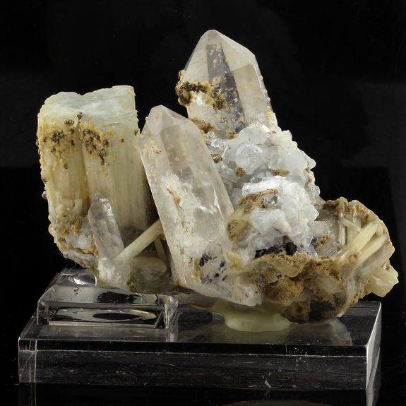 Quartz, Apatite, Wolframite, Pyrite. 772.8 ct.