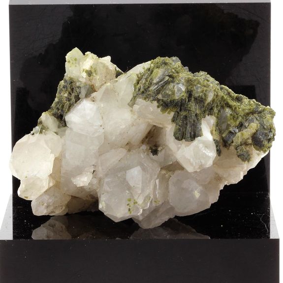 Epidote + Quartz. 731.7 ct.
