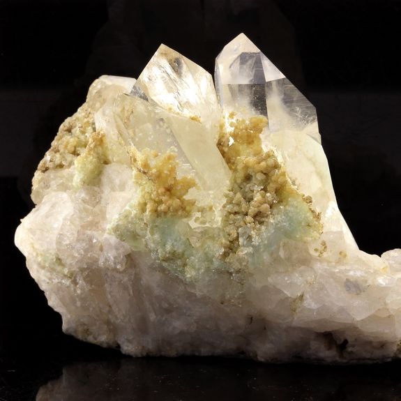Quartz + Cookéite. 705.3 ct.