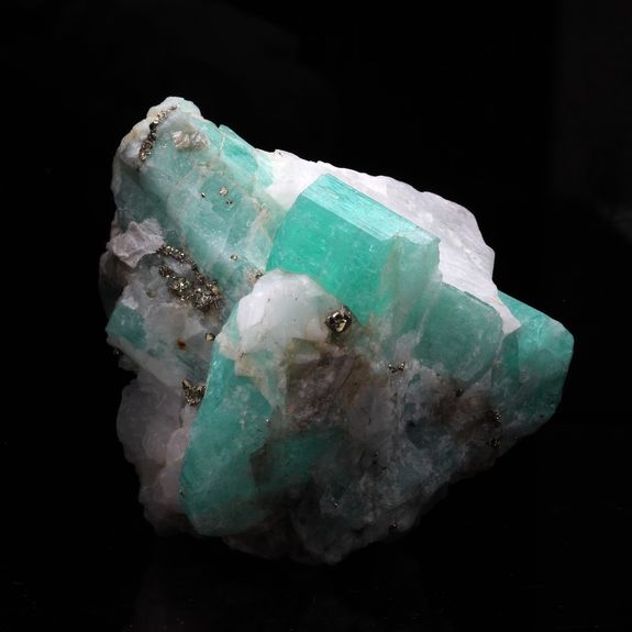 Emeraude + Pyrite. 350.6 ct.