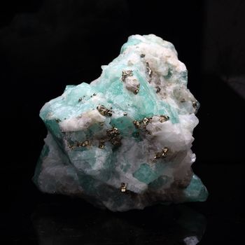 Emeraude + Pyrite. 350.6 ct.