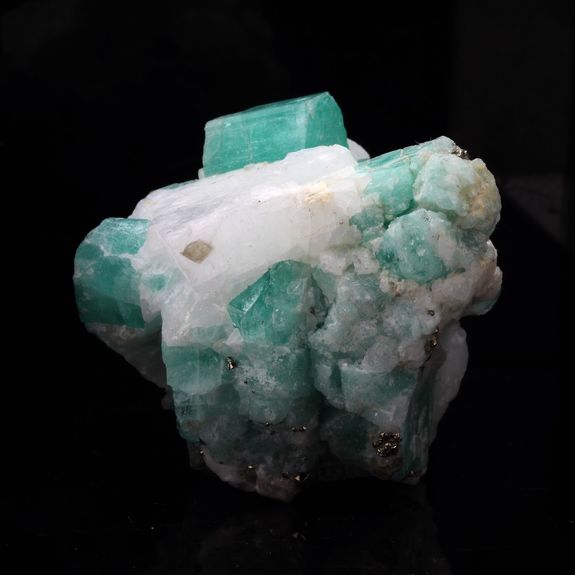 Emeraude + Pyrite. 350.6 ct.