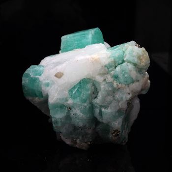 Emeraude + Pyrite. 350.6 ct.