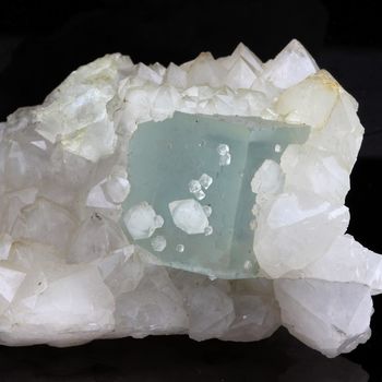 Fluorite + Quartz. 549.5 ct.