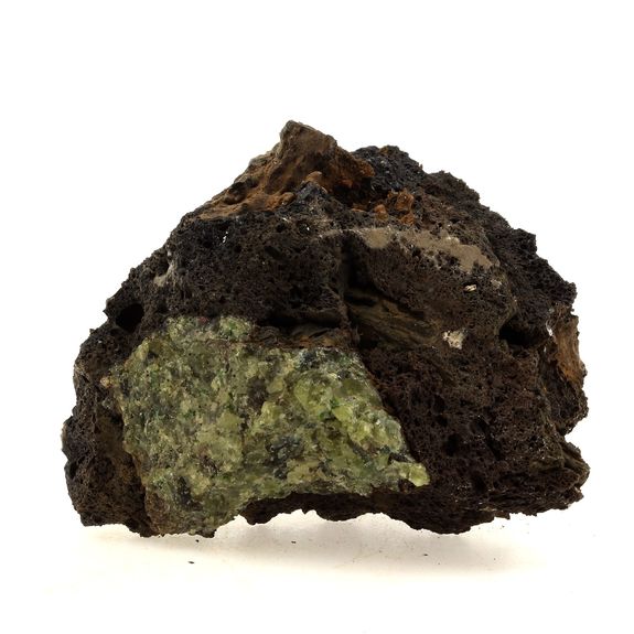 Péridotite. 572.8 ct.