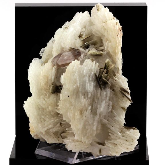 Apatite, Cleavelandite, Mica. 2520.0 ct.