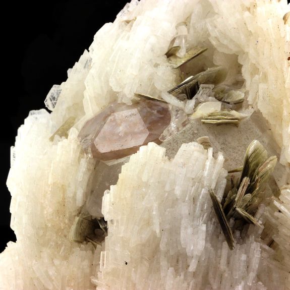 Apatite, Cleavelandite, Mica. 2520.0 ct.