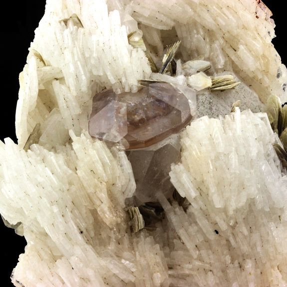 Apatite, Cleavelandite, Mica. 2520.0 ct.