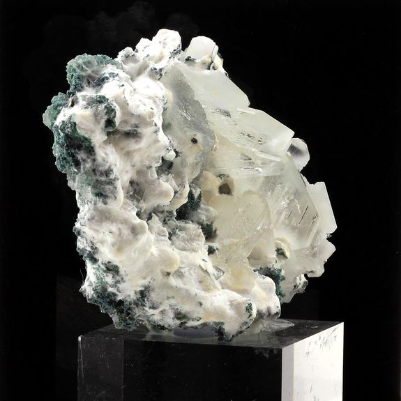 Mordenite + Baryte. 545.5 ct.