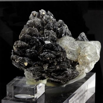 Lollingite + Fluorite. 4000.0 ct.
