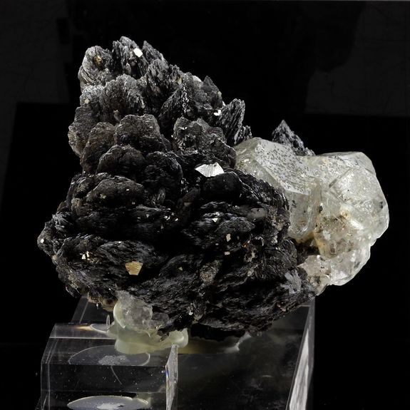 Lollingite + Fluorite. 4000.0 ct.