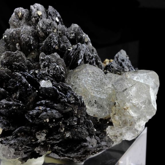 Lollingite + Fluorite. 4000.0 ct.