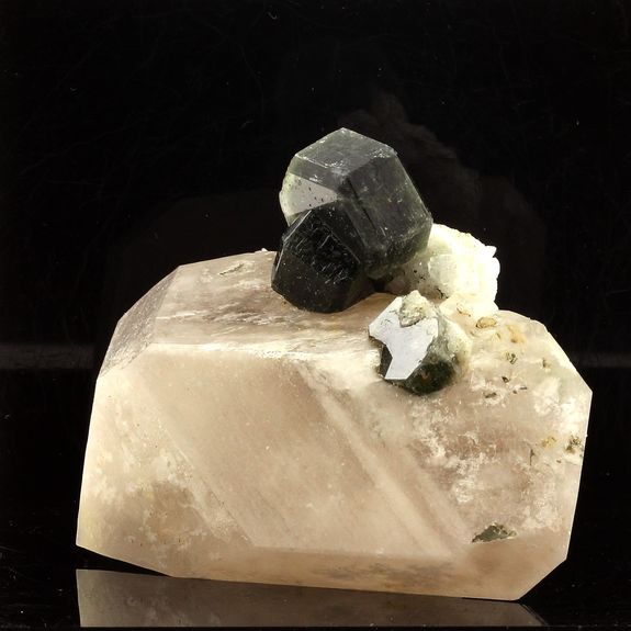 Apatite + Quartz. 599.6 ct.