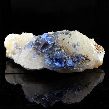 Fluorite bleue + Quartz. 339.9 ct.