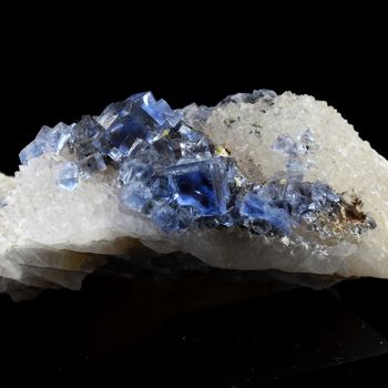 Fluorite bleue + Quartz. 339.9 ct.