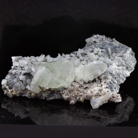 Prehnite. 69.2 ct.