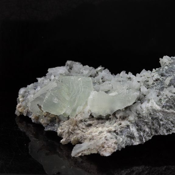 Prehnite. 69.2 ct.