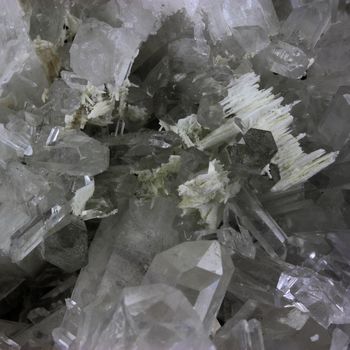 Quartz. 2.203 kg - 22 cm.