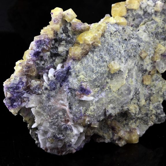 Fluorite jaune + baryte. 411.7 ct.