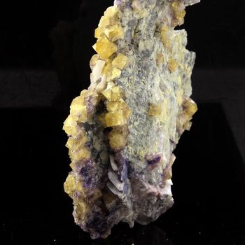 Fluorite jaune + baryte. 411.7 ct.