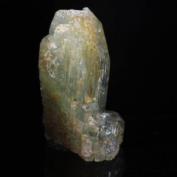 Béryl vert. 324.7 ct.