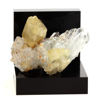 Dolomite, Quartz. 116.9 ct.