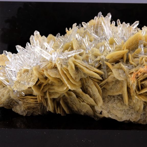 Quartz + Siderite. 1230.0 ct.