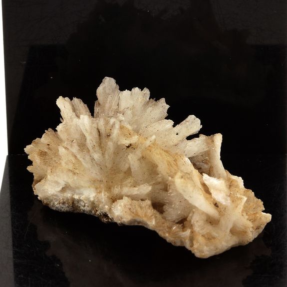 Aragonite. 76.6 ct.