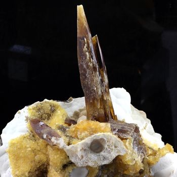 Baryte, Calcite. 1750.0 ct .