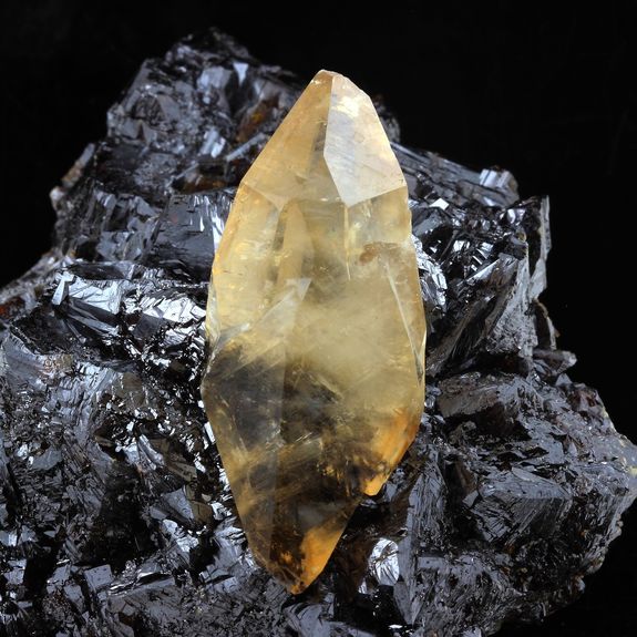 Calcite + Sphalerite. 2947.0 ct.