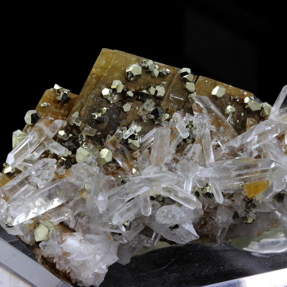 Siderite, Pyrite, Quartz. 604.5 ct.