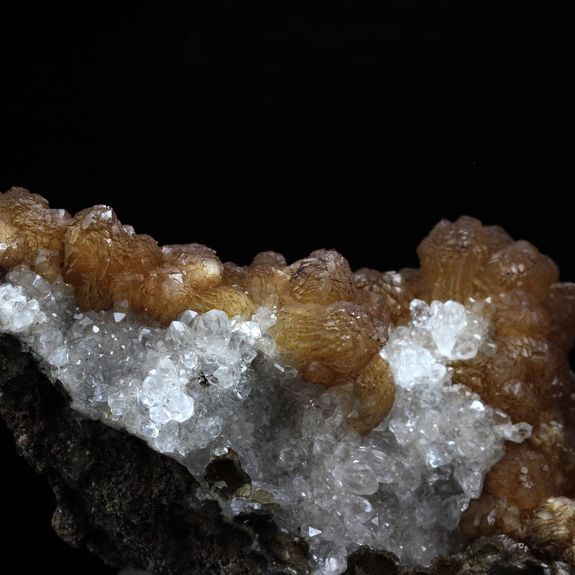 Olmiite + Calcite. 587.5 ct.