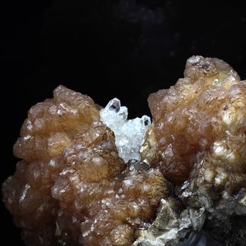 Olmiite + Calcite. 587.5 ct.