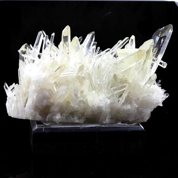 Quartz (Macle). 2046.0 ct.