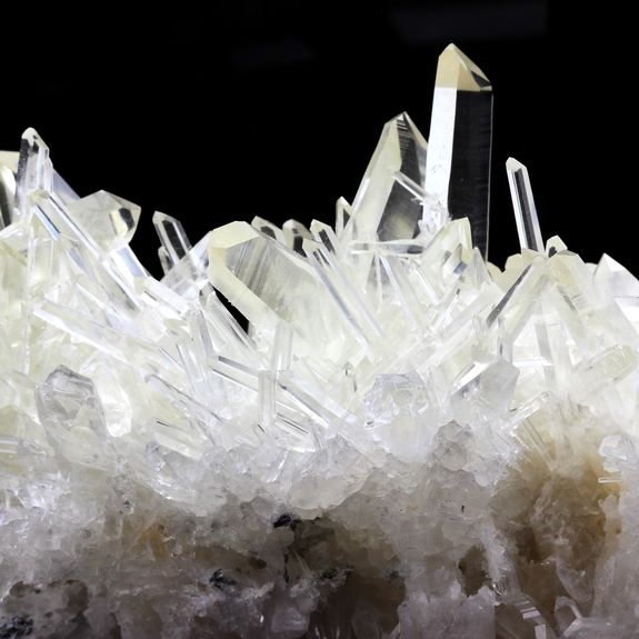 Quartz (Macle). 2046.0 ct.