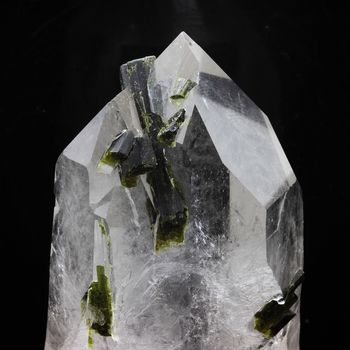 Quartz + Epidote. 450.5 ct.