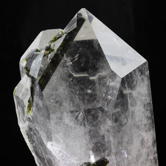 Quartz + Epidote. 450.5 ct.
