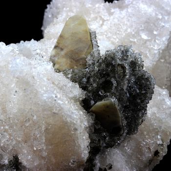 Apophyllite, Calcite, Ilvaite.