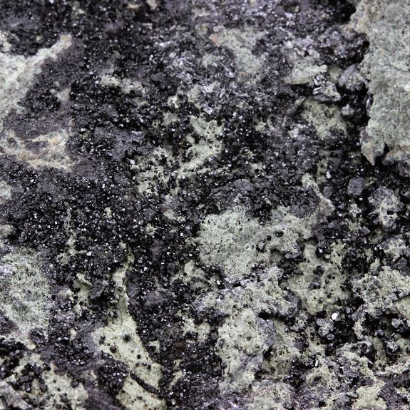 Grenat Melanite + Perovskite. 3026.5 ct.