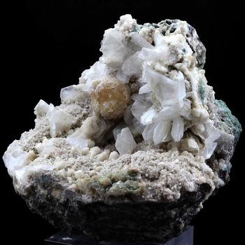 Stilbite + Powellite. 740.5 ct.