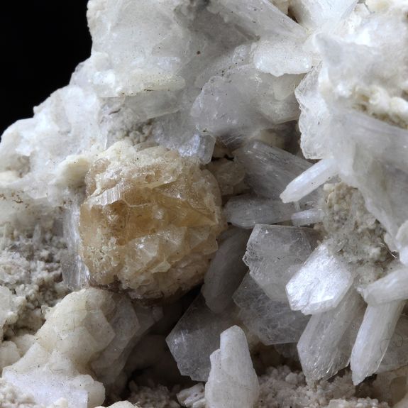 Stilbite + Powellite. 740.5 ct.