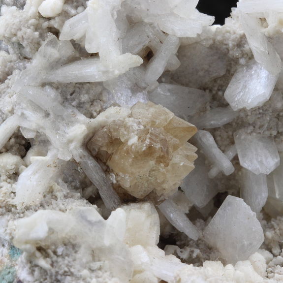 Stilbite + Powellite. 740.5 ct.