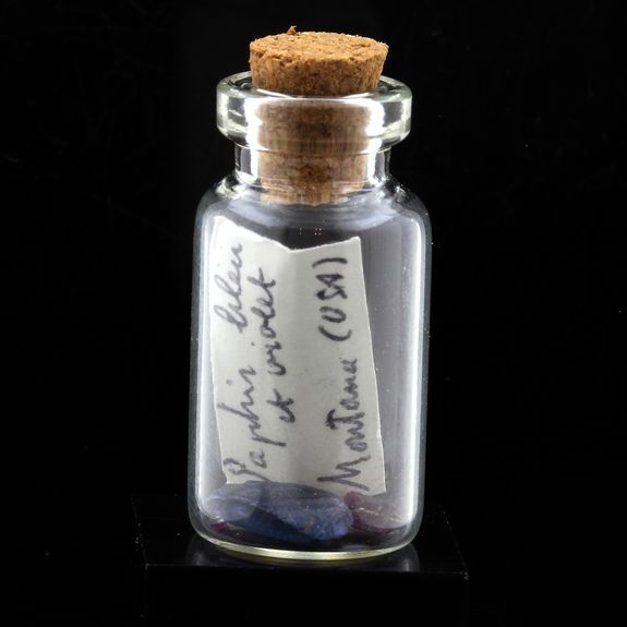 Saphirs. 1.66 ct (bleu) - 0.58 ct (violet).