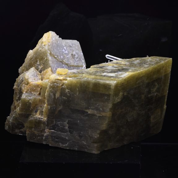 Siderite, Quartz. 994.0 ct.