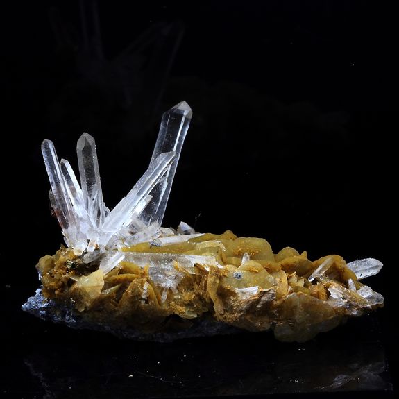 Siderite, Quartz. 64.0 ct.