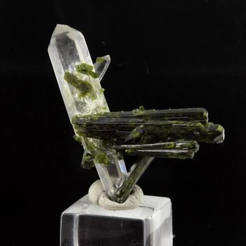 Epidote + Quartz. 5.9 ct.
