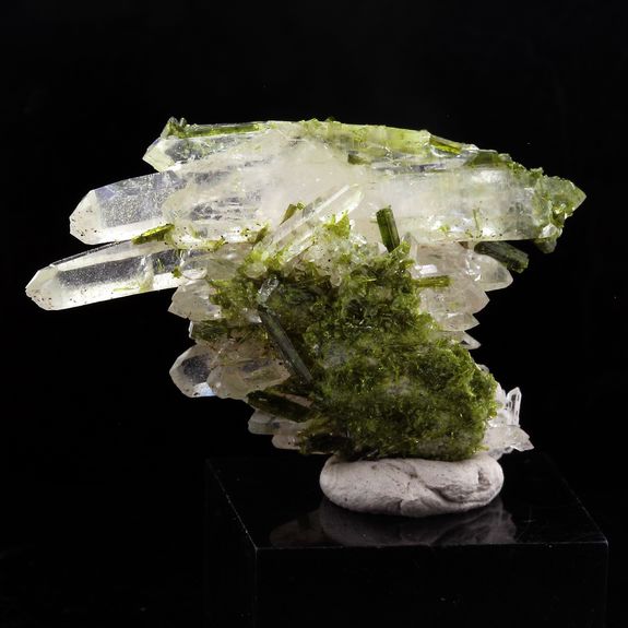 Epidote + Quartz. 31.5 ct.